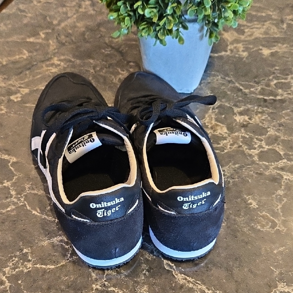 Onitsuka Tiger by Asics Black and White Sneakers. EXCELLENT CONDITION